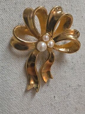 Vintage 1995 Avon Bow Faux Pearl Brooch